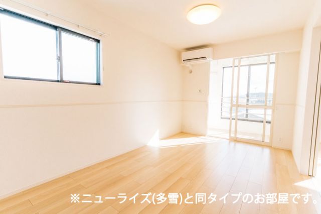アヴニールやぶなみIの居間写真