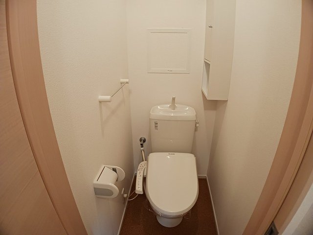 トイレ　落ち着いた色調のトイレです