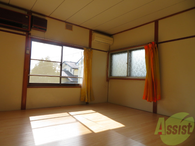 居室・リビング　８帖の洋室です。広々として、きれいですね。