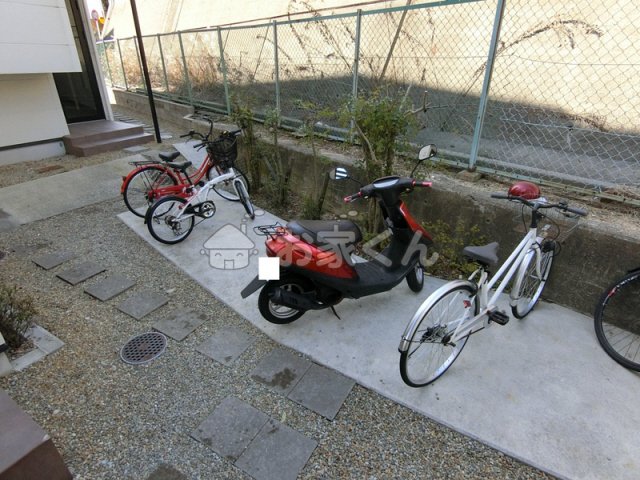 【神戸市須磨区須磨浦通のアパートの駐車場】