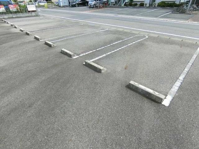 【大垣市大井のアパートの駐車場】