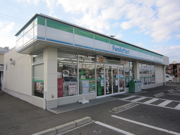 コンビニ　ファミリーマート大村宮小路三丁目店（コンビニ）まで672m