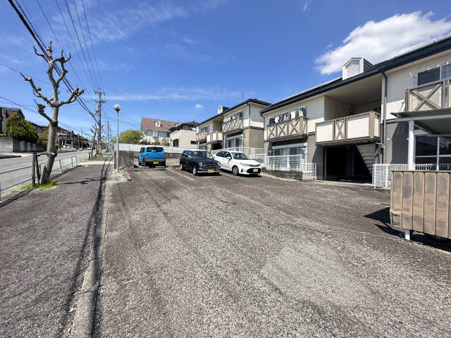 【押沢台ハイツＢ棟の駐車場】