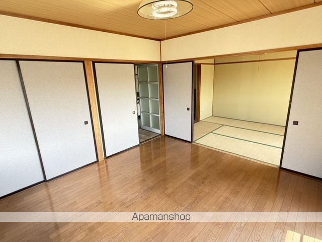 パークハイム栄の居間写真