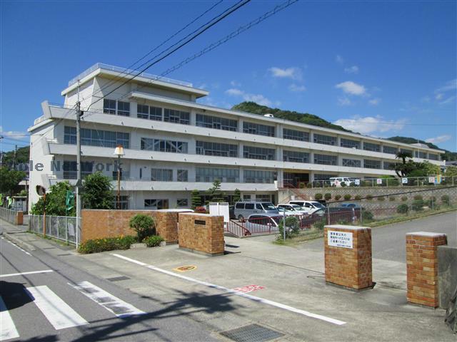 【西尾市西幡豆町のマンションの小学校】