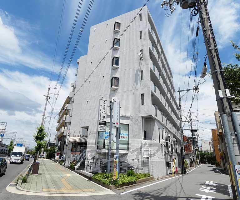 【スぺリオン伏見の建物外観】