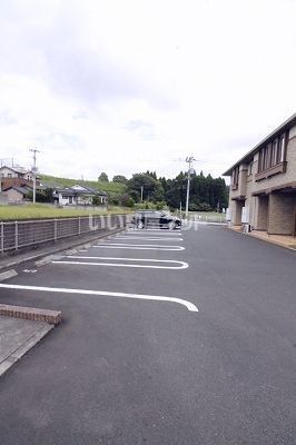 【霧島市溝辺町麓のアパートの駐車場】