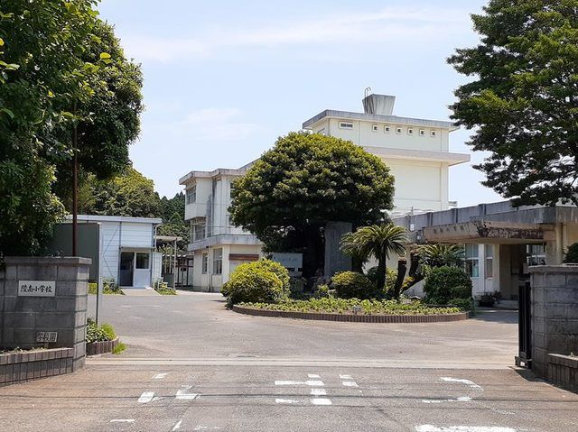 【霧島市溝辺町麓のアパートの小学校】