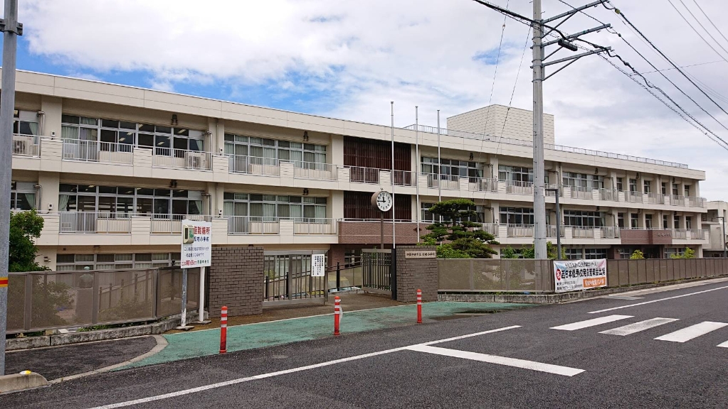 小学校　四国中央市立松柏小学校（小学校）まで171m