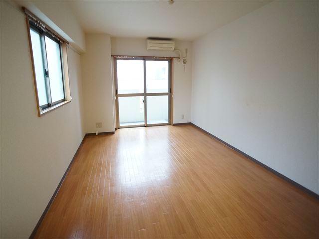 居室・リビング　※同物件別部屋です。