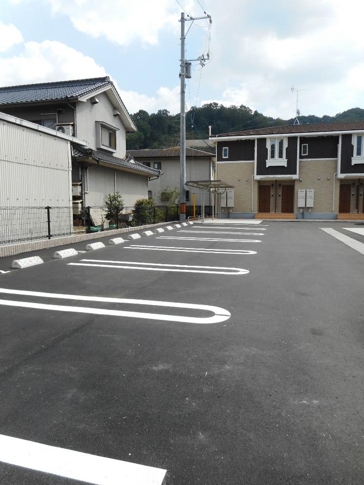 【福山市神辺町のアパートの駐車場】