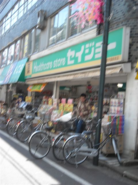 【小平市小川町のアパートのドラックストア】