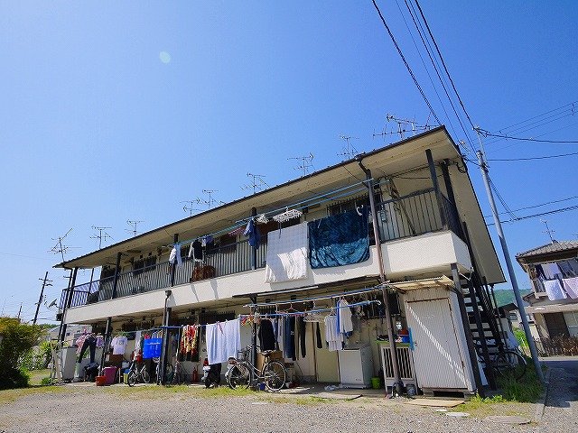 木津川市加茂町里のアパートの建物外観