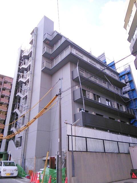 稲城市東長沼のマンションの建物外観