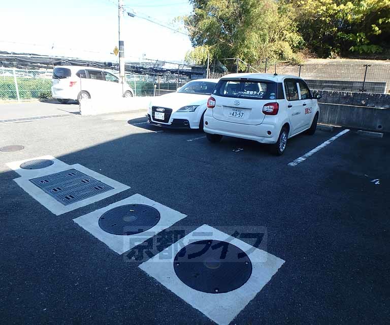 【宇治市宇治のアパートの駐車場】