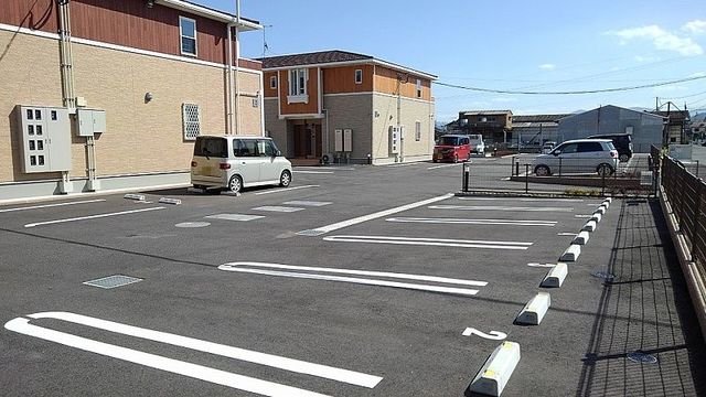 【田川市大字弓削田のアパートの駐車場】