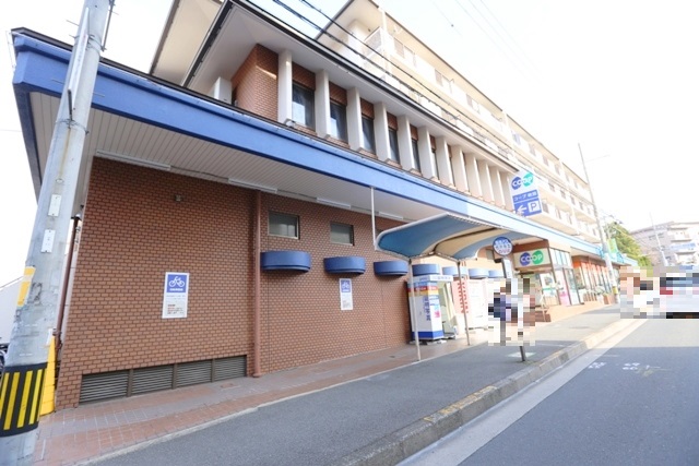 スーパー　生活協同組合コープこうべ コープ吹田（スーパー）まで374m