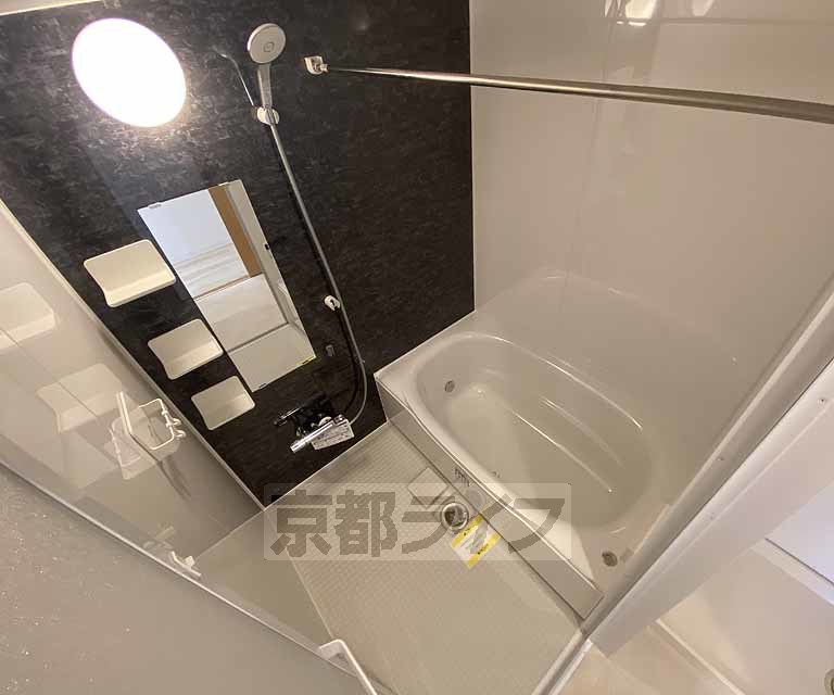 バス・シャワールーム　鏡の付いた便利なお風呂