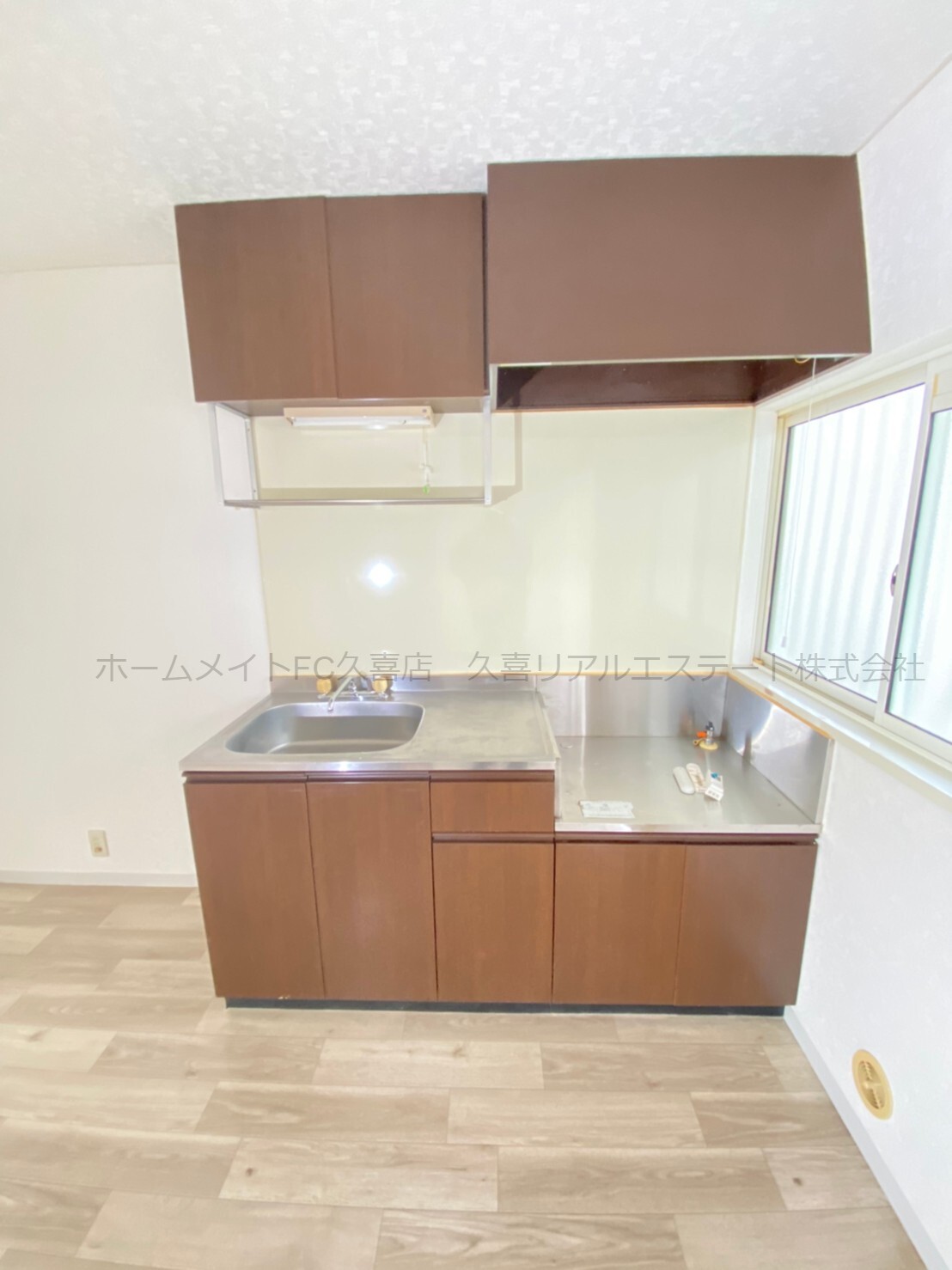 キッチン　同建物別号室　嬉しい窓付き！モダンな色使いのキッチン♪