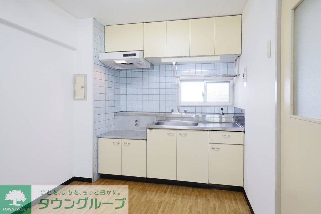 ＪＲ総武線 新検見川駅 バス乗車時間：27分 最寄りバス停で下車 徒歩7分 4階建 築60年のキッチン写真