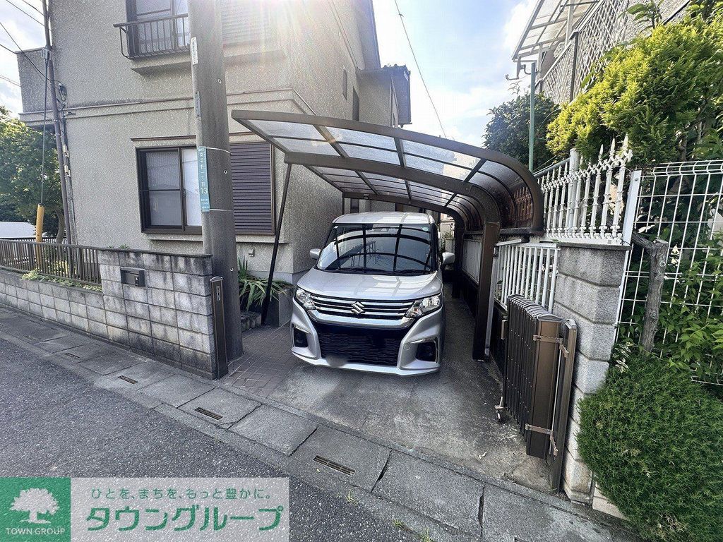 駐車場　屋根付き！