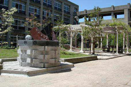 中学校　陵南中学校（中学校）まで688m