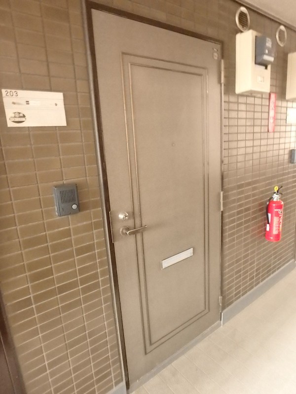 玄関　玄関鍵には防犯性の高いディンプルキーを採用