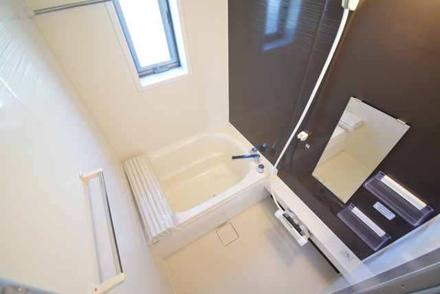 バス・シャワールーム　小窓がついてるので、換気しやすい浴室です★