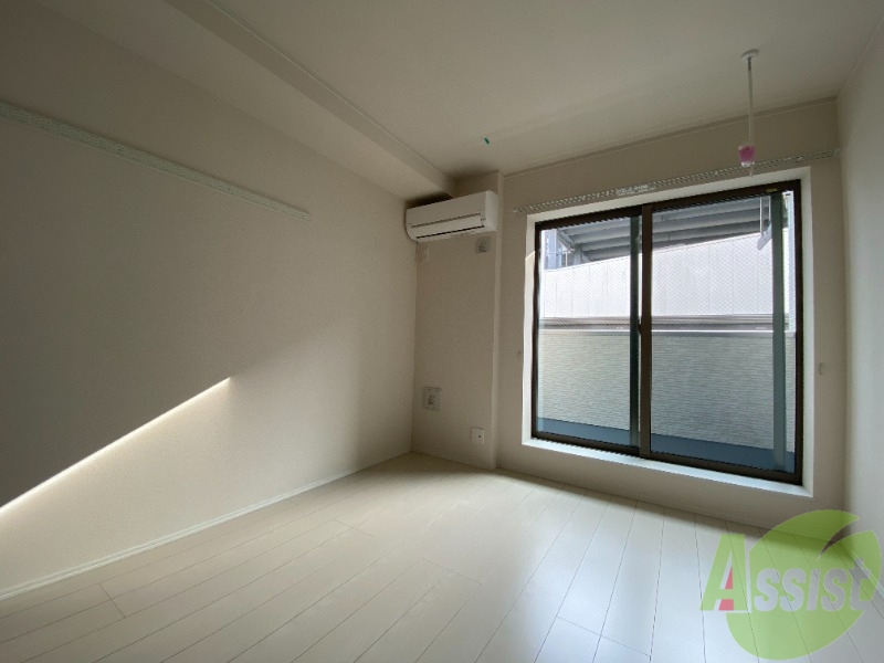 居室・リビング　こちらがお部屋です。光が差し込んできますね。