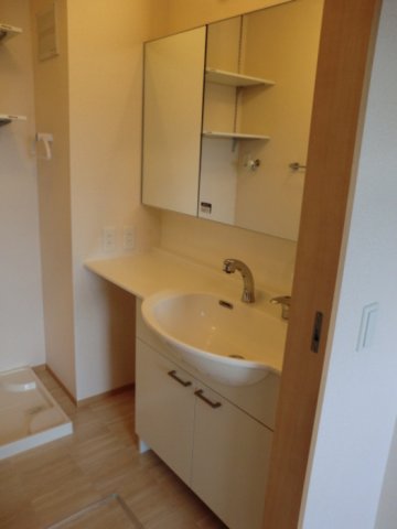 洗面設備　広い洗面スペース※同タイプの部屋になります。