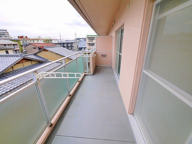 バルコニー　暖かな日差しのふりそそぐバルコニーです