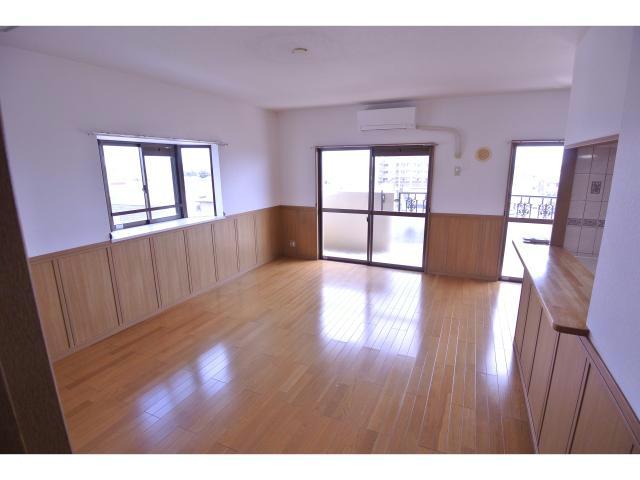 居室・リビング　５階最上階東角のお部屋♪