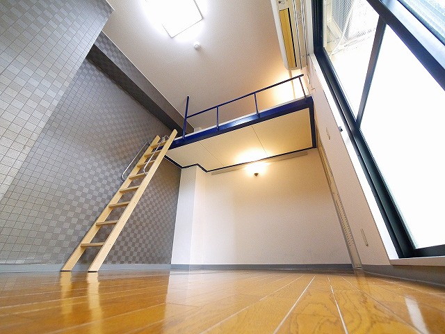 居室・リビング　壁紙がシックでおしゃれです