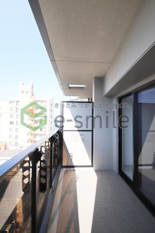 バルコニー　暖かな日差しのふりそそぐバルコニー