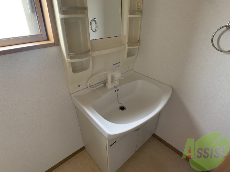 洗面設備　洗面台は独立しています。こちらでも身支度できますよ。