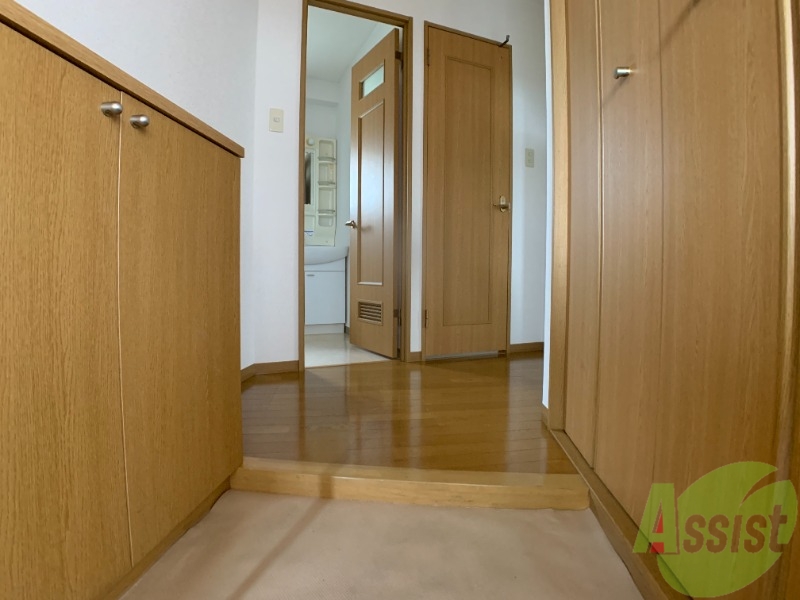 玄関　玄関から撮影しました。敷居が高くなくて安心ですね。