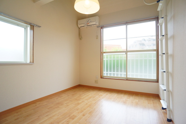 居室・リビング　２面採光なので、明るく風通しのよいお部屋です♪