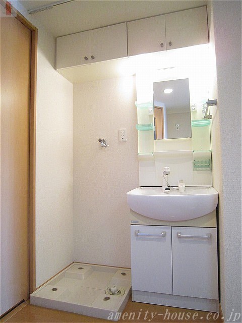 洗面設備　●シャンプードレッサー洗面台で朝の身支度！