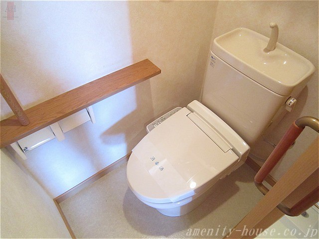 トイレ　●温水洗浄便座付きのトイレ（上部には収納あり）