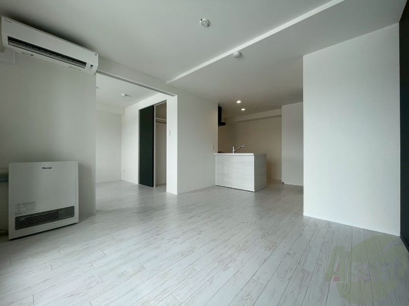 居室・リビング　フローリングや壁の色がお洒落な印象のリビングです。