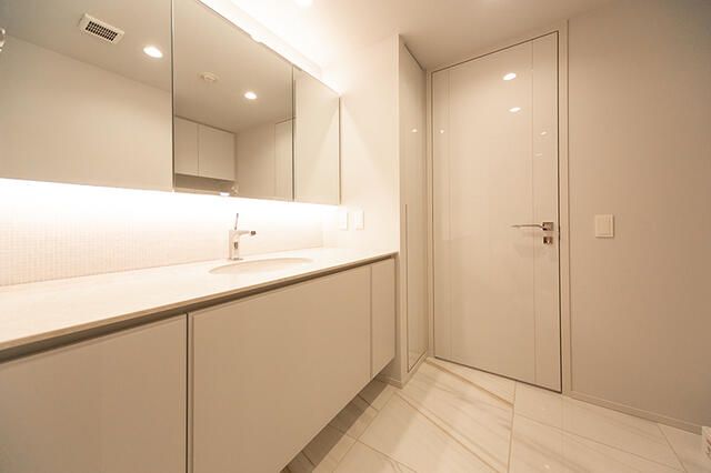 洗面設備　ゆったりとスペースのある洗面所