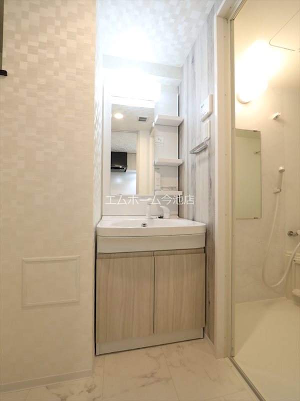 洗面設備　脱衣所　独立洗面台（シャンプードレッサー付）