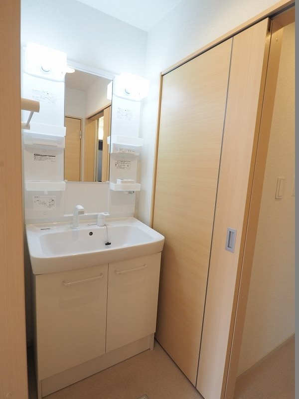 洗面設備　シャワー付き洗面台