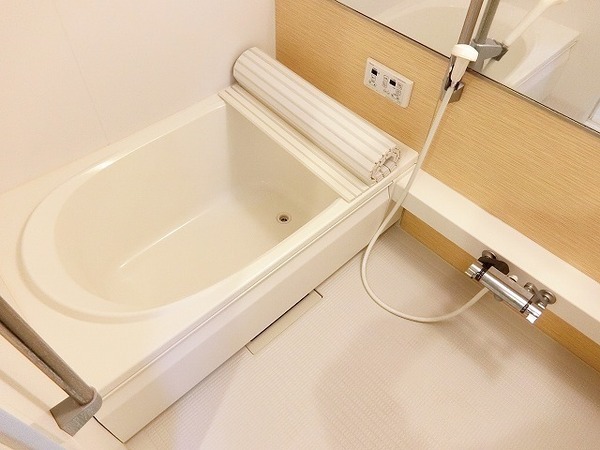 バス・シャワールーム　浴室乾燥機、追い焚き機能付きバス！
