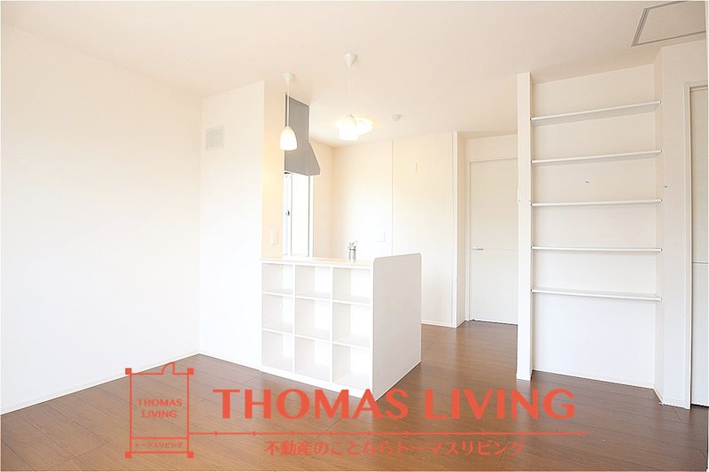 居室・リビング　カウンターキッチンには収納も付いています。