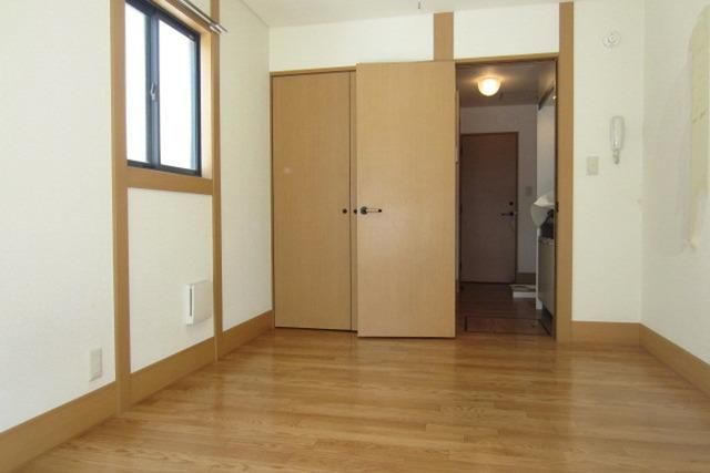 居室・リビング　角部屋２面採光の明るいお部屋です。