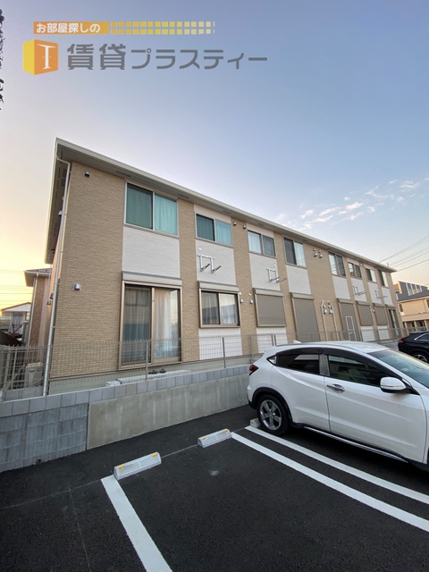 建物外観　前面駐車場で日当たりも良好です。