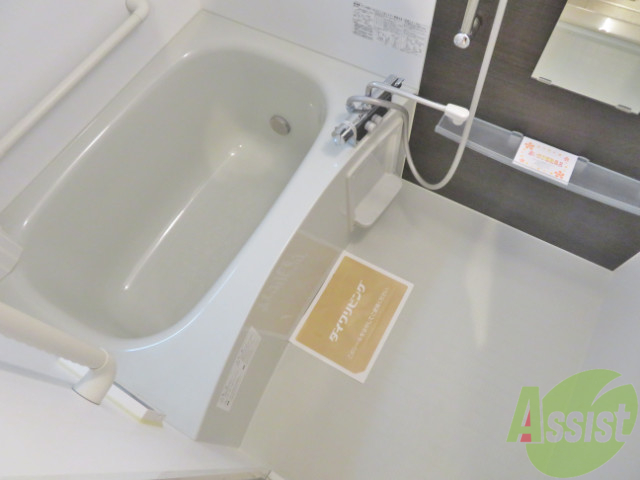 バス・シャワールーム　浴室はシンプル。一人暮らしにはちょうど良いサイズですね。