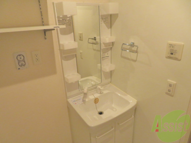 洗面設備　洗面所は独立しており、シャワー付きです。