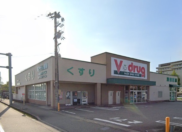 ドラックストア　V・drug富山太郎丸店（ドラッグストア）まで555m